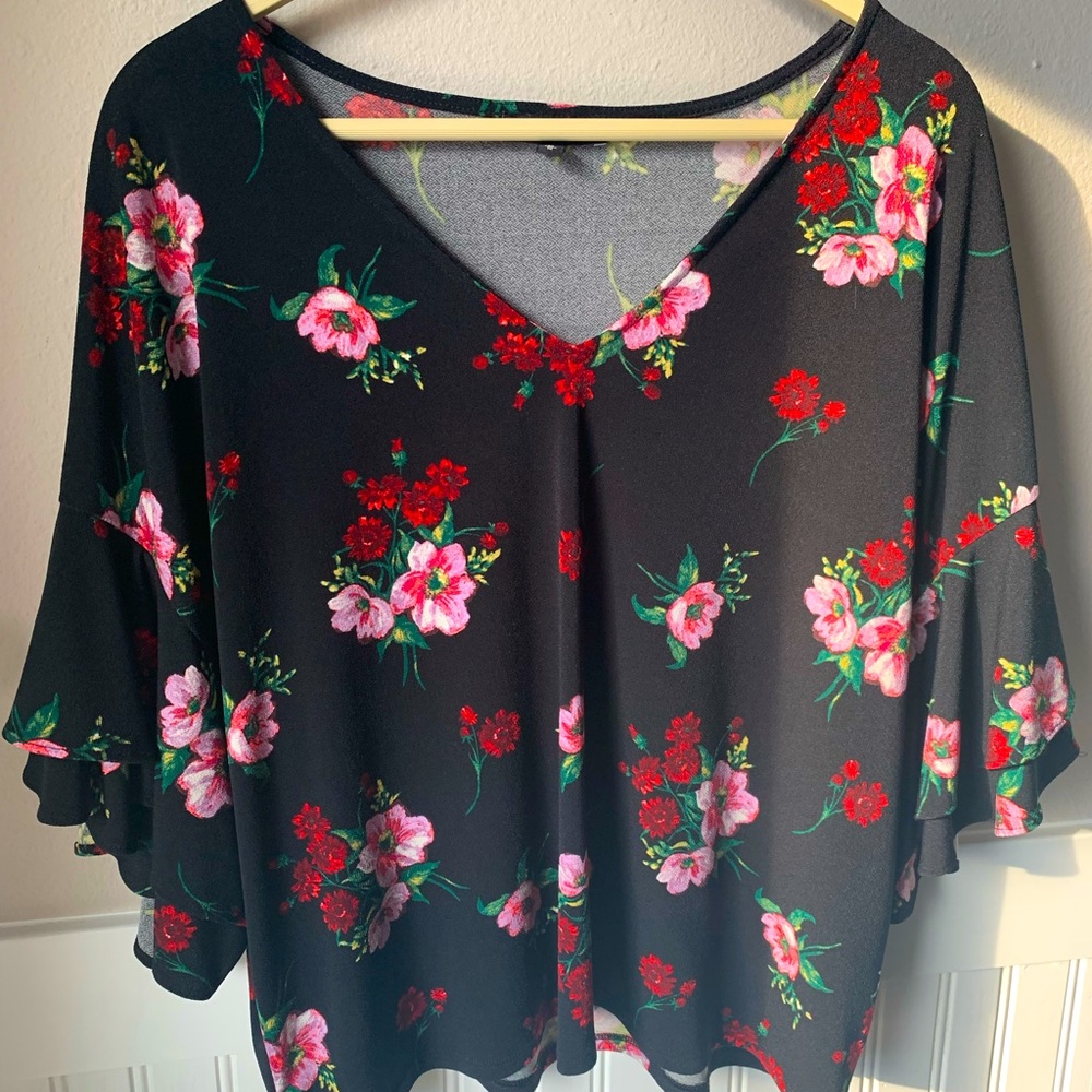 Express Floral Flutter Sleeve Crop Top